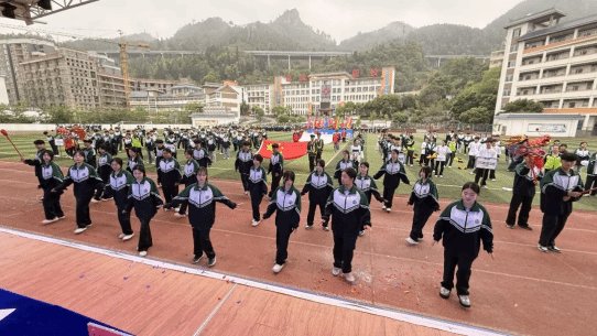 饱满的热情驰骋赛场