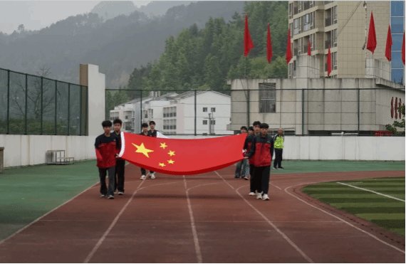 荔波职校党总支部书记谭勇